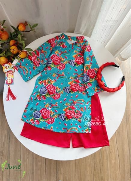 Set áo dài bé gái thiết kế gấm hoa xanh đỏ cổ cao tay lửng phối quần lụa đỏ kèm băng đô đỏ đính ngọc