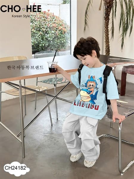 Set bé trai áo thun tay ngắn màu xanh hình Labubu cưỡi cá mập phối quần dài 2 túi màu kem