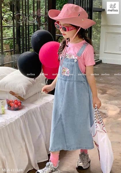 Set bé gái thiết kế đầm yếm jean xanh nhạt form midi dài phối áo thun crop hồng Baby Three thỏ trắng mắt rưng