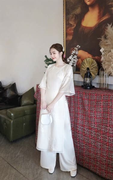 Set áo dài nữ thiết kế voan hoa trắng cổ tròn nút bọc tay lửng phối quần suông trắng kem