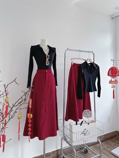 Set nữ thiết kế áo đen gân cổ V bẻ tay dài phối chân váy đỏ chữ A